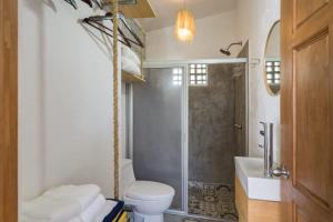 Ένα μπάνιο στο Cozy Studio Steps from Beach & Surf