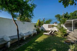 Κήπος έξω από το Cozy Studio Steps from Beach & Surf +10 φωτογραφίες