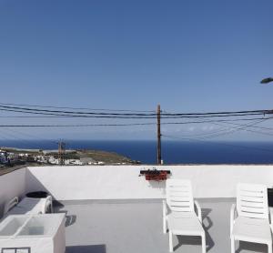 a group of white chairs sitting on a white wall at Casa Gloria, encanto canario entre montaña y mar in Arucas
