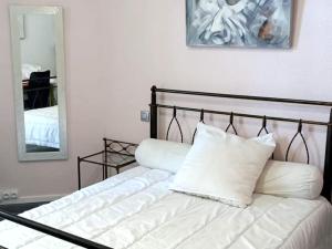 Ένα ή περισσότερα κρεβάτια σε δωμάτιο στο Hôtel Perpignan Centre