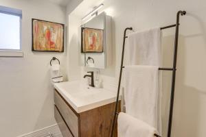 Koupelna v ubytování Walkable Denver Apt 3 Mi to Train Pets Welcome! + 18 fotografií