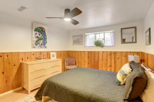 Postel nebo postele na pokoji v ubytování Walkable Denver Apt 3 Mi to Train Pets Welcome!