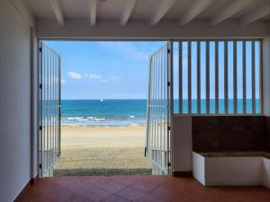 porta aperta con vista sulla spiaggia di Suite apartment 101 Santa Marianita Beach Manta by BRISAMAR a Manta
