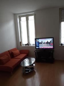 un soggiorno con divano e TV a schermo piatto di Lille Centre gare Lille Europe a Lille