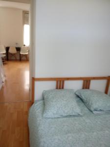 una camera da letto con un letto in una stanza di Lille Centre gare Lille Europe a Lille