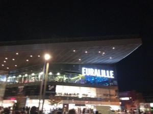 un edificio con un cartello blu di notte di Lille Centre gare Lille Europe a Lille