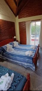 Un dormitorio con dos camas con toallas encima. en Cabañas Peñihue, en Carpintería 27 fotos más