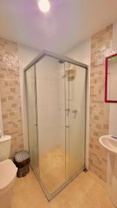 Koupelna v ubytování Hotel MOVA + 26 fotografií