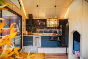 cocina con armarios azules y fogones en Ripples Retreat - Riverside Luxury, en Piopio 37 fotos más