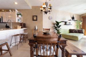 een keuken en woonkamer met een tafel en een bank bij Sonoran Spa W608 in Campo del Medio