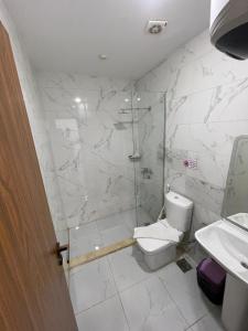 Un baño con ducha, inodoro y lavabo. en Mass pyramids view, en El Cairo