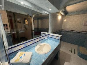 ボゴタにあるLavid Hotel Palacio Realの洗面台と大きな鏡のあるバスルーム