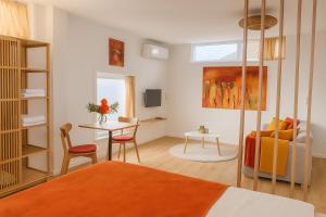 ein Schlafzimmer mit einem Bett, einem Tisch und einem Stuhl in der Unterkunft De Strandgaper Egmond in Egmond aan den Hoef