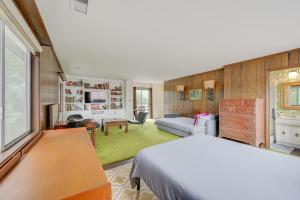 Μια τηλεόραση ή/και κέντρο ψυχαγωγίας στο Home 3 Mi to Main St Julian Great for Groups!