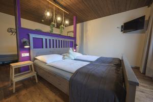 Ένα ή περισσότερα κρεβάτια σε δωμάτιο στο ROJ Rooms & Suites