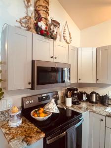 eine Küche mit einem Herd und einer Obstschale darauf in der Unterkunft Santa Fe Modern FARMHOUSE 1 ACRE PRIVATE RD SOAKING ROOM 3 min Canyon rd in Santa Fe + 32 Fotos