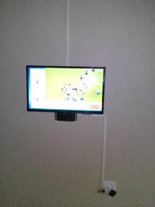 Μια τηλεόραση ή/και κέντρο ψυχαγωγίας στο Bear Haven Lodge