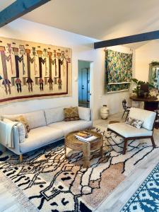 ein Wohnzimmer mit Sofa und Tisch in der Unterkunft Santa Fe Modern FARMHOUSE 1 ACRE PRIVATE RD SOAKING ROOM 3 min Canyon rd in Santa Fe