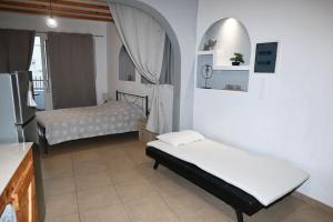 Un pat sau paturi într-o cameră la BEAUTIFUL HOUSE OF PSINTHOS