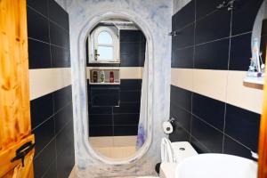 O baie la BEAUTIFUL HOUSE OF PSINTHOS