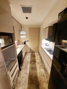 Una pequeña cocina con fregadero y estufa. en فيلا مدينتى, en Madinaty