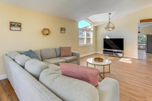 un soggiorno con un divano e una TV di Apopka Family Home with Yard, 13 Mi to Dtwn Orlando a Orlando