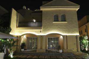 Casa grande con balcón por la noche en فيلا مدينتى, en Madinaty