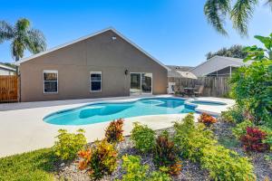 una piscina nel cortile di una casa di Apopka Family Home with Yard, 13 Mi to Dtwn Orlando a Orlando