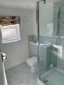 Et badeværelse på Cosy Cottage Great Bentley near station and shops