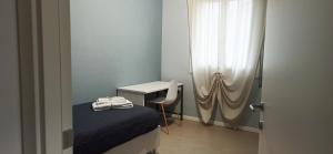 a bedroom with a bed and a desk and a chair at Appartamento Cuore Veneto in Grisignano di Zocco