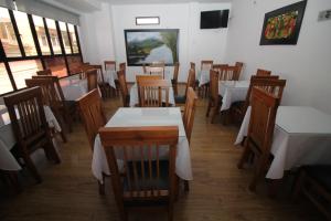 uma sala de jantar com mesas e cadeiras em um restaurante em HOTEL NOGAL PLAZA em La Virginia