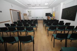 uma sala com cadeiras e um quadro-negro em uma sala de aula em HOTEL NOGAL PLAZA em La Virginia