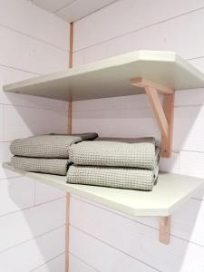 two blankets on a shelf in a room at Tiny House cosy pour une parenthèse nature in Marcilly-sur-Eure