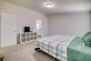 Μια τηλεόραση ή/και κέντρο ψυχαγωγίας στο Explore Temecula Wine Country! Mtn-View Home