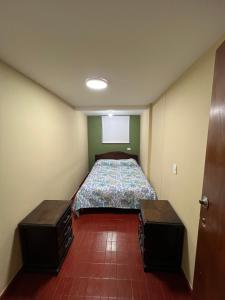 Un dormitorio con una cama y dos bancos en él. en The Mountain Apto House, en Bogotá
