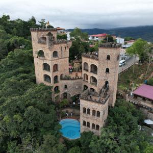 LamasVista Hermosa Lamas的享有城堡空中美景,设有游泳池 更多13张照片