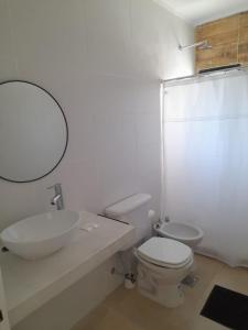 科隆Alojamiento Mabel 2的浴室里有洗手池、马桶和镜子。 更多3张照片