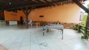 un tavolo da ping pong in mezzo a una stanza di Pousada dos Comerciários Prainha de Mambucaba PARATY a Parati