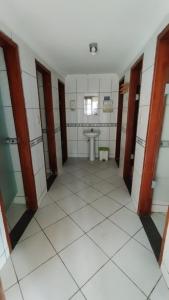 un bagno con lavandino e WC di Pousada dos Comerciários Prainha de Mambucaba PARATY a Parati