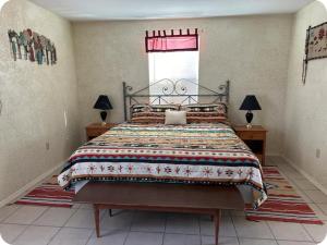 Postel nebo postele na pokoji v ubytování Chisos Mining Company Motel