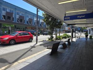 ein rotes Auto, das am Straßenrand geparkt ist in der Unterkunft SpinCity Lodge Auckland in Auckland