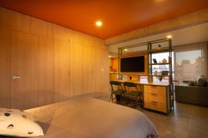 Un televizor și/sau centru de divertisment la Loft en Edificio de Autor cerca de Distrito León MX