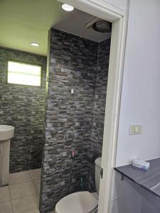 Ban Nong ChaengCute Villa 350m to Bang Tao Beach, sleeps up to 6的一间带砖墙和卫生间的浴室
