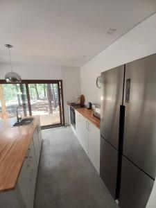 una cucina con frigorifero in acciaio inossidabile e finestra di ecuestre53 a Pinamar