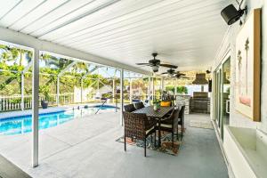 Bazén v ubytování Heated PoolFire PitOutdoor KitchenCorn Hole nebo v jeho okolí