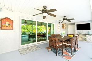 TV a/nebo společenská místnost v ubytování Heated PoolFire PitOutdoor KitchenCorn Hole