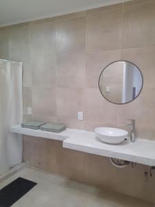 科隆Alojamiento Mabel 2的浴室里有洗手池和镜子