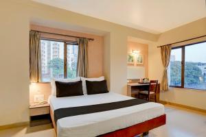 Ліжко або ліжка в номері Townhouse Oak Pune Railway Station Formerly Kapil Residency