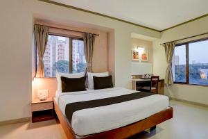 Ліжко або ліжка в номері Townhouse Oak Pune Railway Station Formerly Kapil Residency