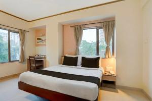 Ліжко або ліжка в номері Townhouse Oak Pune Railway Station Formerly Kapil Residency